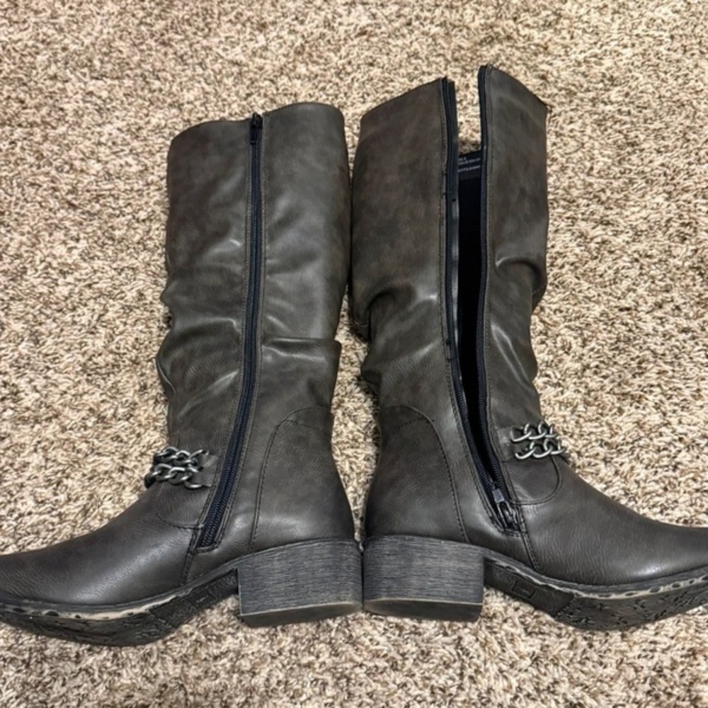 Mid-Calf Chain-Detail Heeled Boots in Dark Gray
